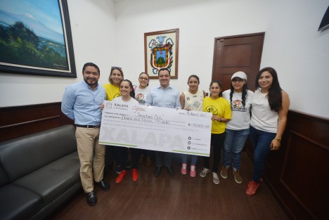 A nombre del Ayuntamiento de Xalapa y como muestra de su compromiso y respaldo a la educación de niñas, niños y jóvenes en Xalapa, el alcalde Américo Zúñiga Martínez, acompañado del regidor Daniel Fernández Carrión, entregó apoyos por unos 59 mil pesos a diferentes instituciones y agrupaciones de la ciudad.
