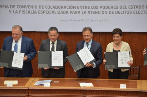En Palacio de Gobierno se llevó a cabo la firma de convenio entre la FEPADE y los poderes del estado de Veracruz, quedando como testigos de honor el Gobernador del estado, Miguel Ángel Yunes, Edel Álvarez y el Fiscal contra Delitos Electorales, Santiago Nieto.
