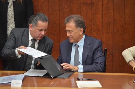 En Palacio de Gobierno se llevó a cabo la firma de convenio entre la FEPADE y los poderes del estado de Veracruz, quedando como testigos de honor el Gobernador del estado, Miguel Ángel Yunes, Edel Álvarez y el Fiscal contra Delitos Electorales, Santiago Nieto. 