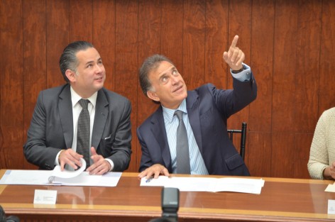 El gobernador Miguel Ángel Yunes Linares, declaró que no interferirá en la vida democrática de la entidad en las elecciones del próximo 4 de junio. 