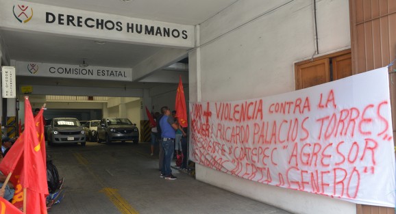 Comerciantes aderidos al Frente Popular Revolucionario se manifestaron en las oficinas de la Comisión Estatal de Derechos Humanos, ante las supuestas agresiones por parte del alcalde de Coatepec, Ricardo Palacios.
 