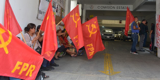 Comerciantes aderidos al Frente Popular Revolucionario se manifestaron en las oficinas de la Comisión Estatal de Derechos Humanos, ante las supuestas agresiones por parte del alcalde de Coatepec, Ricardo Palacios.