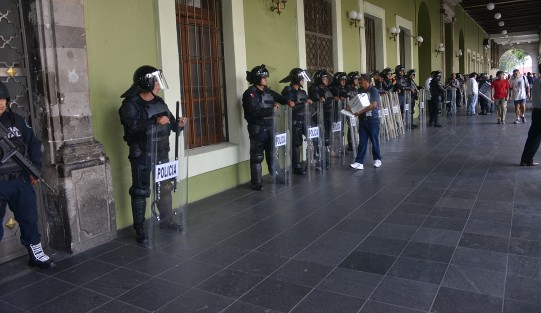 Ante el arribo de habitantes de Soledad Atzompa a la ciudad de Xalapa nuevamente fueron requeridos por parte de gobierno grupo de policías antimotines, quienes estuvieron por algunos minutos en los bajos del Palacio de Gobierno en espera de órdenes.
