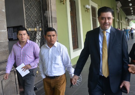 Minutos después salió el secretario de Gobierno, Rogelio Franco,  quien se reunió  con los quejosos y dijo que este gobierno siempre está abierto al diálogo.
