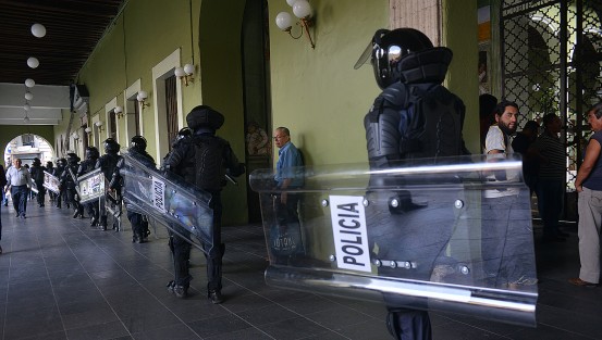 Ante el arribo de habitantes de Soledad Atzompa a la ciudad de Xalapa nuevamente fueron requeridos por parte de gobierno grupo de policías antimotines, quienes estuvieron por algunos minutos en los bajos del Palacio de Gobierno en espera de órdenes. Minutos después salió el secretario de Gobierno, Rogelio Franco,  quien se reunió  con los quejosos y dijo que este gobierno siempre está abierto al diálogo. 
