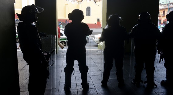 Ante el arribo de habitantes de Soledad Atzompa a la ciudad de Xalapa nuevamente fueron requeridos por parte de gobierno grupo de policías antimotines, quienes estuvieron por algunos minutos en los bajos del Palacio de Gobierno en espera de órdenes.
 