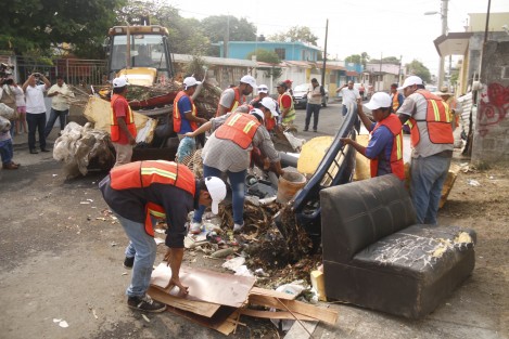 El alcalde de Veracruz, Ramón Poo Gil, dio el banderazo de inicio de los trabajos de descacharrización como parte de la campaña de lucha contra el dengue y el chikungunya. El evento tuvo lugar en la colonia Acosta Lagunes. 