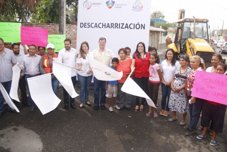 El alcalde de Veracruz, Ramón Poo Gil, dio el banderazo de inicio de los trabajos de descacharrización como parte de la campaña de lucha contra el dengue y el chikungunya. El evento tuvo lugar en la colonia Acosta Lagunes. 