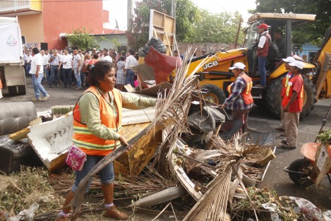 El alcalde de Veracruz, Ramón Poo Gil, dio el banderazo de inicio de los trabajos de descacharrización como parte de la campaña de lucha contra el dengue y el chikungunya. El evento tuvo lugar en la colonia Acosta Lagunes. 