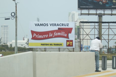 En el municipio de Boca del Río se pueden observar algunos anuncios espectaculares del Partido del Trabajo con el slogan <em>Primero la Familia</em>. De igual forma, sobre el bulevar Ávila Camacho se aprecian lonas con la leyenda <em> Exome Construye</em>  en las que se anuncia la empresa del constructor Ricardo Exome, aspirante a candidato de MORENA por la alcaldía de Veracruz. 