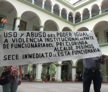 Comerciantes afiliados al VIVE se manifestaron en Palacio Municipal de Xalapa, en específico contra la encargada de Comercio, por el desalojo de una de sus agremiadas de la tercera edad, de la zona de la clinica del IMSS. 