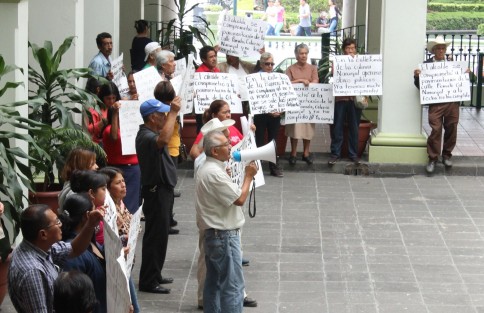 Comerciantes afiliados al VIVE se manifestaron en Palacio Municipal de Xalapa, en específico contra la encargada de Comercio, por el desalojo de una de sus agremiadas de la tercera edad, de la zona de la clinica del IMSS. 