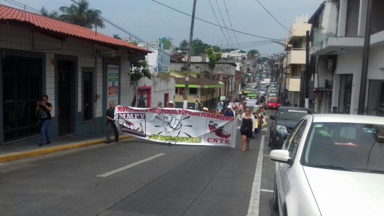 Integrantes del MMPV se manifestaron en Córdoba por el reciente asesinato de unos compañeros en Tantoyuca; aseguran que desde que inició su movimiento, en Veracruz ) se han registrado 11 homicidios y 12 secuestros de integrantes de la CNTE.  