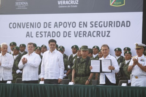 En la Plaza del Malecón de la ciudad  de Veracruz, se llevó a cabo la firma de convenio entre el gobierno del estado de Veracruz y la Policía Militar, para que ésta última apoye en materia de seguridad a las corporaciones estatales.  