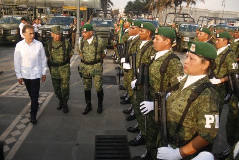 El gobernador Miguel Ángel Yunes Linares dio la bienvenida a los 400 elementos de la Policía Miliar que estarán reforzando la seguridad en el estado de Veracruz sobre todo en los municipios del centro y norte. 