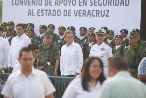 Por su parte, el gobernador Miguel Ángel Yunes agradeció a las autoridades federales su apoyo para la seguridad de los veracruzanos.
