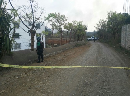 Tres cuerpos fueron hallados la mañana de este martes a unos metros del conjunto habitacional Praderas de San Miguelito, en Córdoba. Los cadáveres presentaban heridas provocadas por arma blanca, dos de ellos se encontraban a orillas de un arroyo y uno más fue encontrado en un lote baldío. 