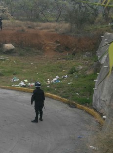 
Tres cuerpos fueron hallados la mañana de este martes a unos metros del conjunto habitacional Praderas de San Miguelito, en Córdoba. Los cadáveres presentaban heridas provocadas por arma blanca, dos de ellos se encontraban a orillas de un arroyo y uno más fue encontrado en un lote baldío.