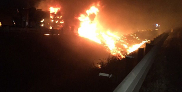 La madrugada de este martes un autotanque con full de la  empresa Petro Asfalto SA de CV, el cual transportaba unos 60 mil litros de combustible, volcó sobre la autopista Nuevo Teapa-Cosoleacaque para luego incendiarse. 