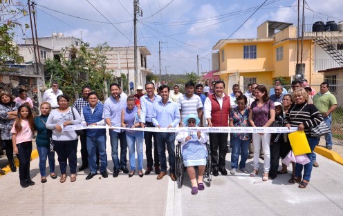 Al inaugurar la pavimentación con concreto hidráulico de la calle Grulla y dar el banderazo de inicio a la construcción de la calle Martín Pescador, en el fraccionamiento Zipor, el alcalde Américo Zúñiga dijo que programa Juntos por Nuestra Capital representa la unión de esfuerzos y la corresponsabilidad que debemos tener todos para mejorar la calidad de vida en la ciudad. 
