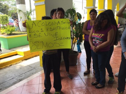 Habitantes de la Colonia Santa Lucía, perteneciente al municipio de Emiliano Zapata, protestaron este martes a las puertas del Palacio Municipal, por la inseguridad. Pese a tener un retén implementado por los mismos vecinos, y ser una colonia irregular, piden la intervención de la autoridad. 
