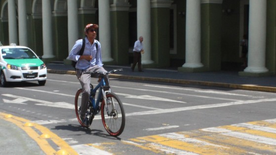 Ciclista confiado en Xalapa. 