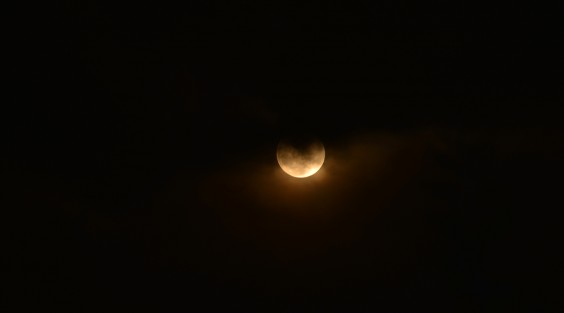 Enamorados de la Luna tuvieron oportunidad de contemplarla en su versión llamada Luna Rosa. Fue también la primera luna llena después del equinoccio de primavera, por loqueen esta semana se festeja la Semana Santa. La influencia de la luna en nuestros días.   
