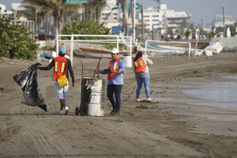 Ediles y directores que conforman el ayuntamiento de Veracruz realizaron una supervisión de los trabajos de limpieza que se llevan a cabo en la Playa Martí.
