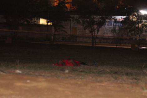 La noche del martes fue ultimado a balazos un sujeto en las inmediaciones del parque de la unidad habitacional Homex de Córdoba, autoridades tomaron conocimiento de los hechos. Se dice que era dueño de un bar y era señalado de ofrecer a jóvenes trabajo como niñeras para luego robarles y emplearlas como meseras de bar. 