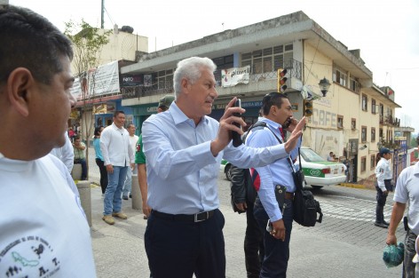 El Secretario de Seguridad Pública, Jaime Téllez Marié se topó con los manifestantes galleros y recordó su puesto de Director de Tránsito en Boca del Río, pues comenzó a dirigir el tráfico vehicular generado por la protesta. 