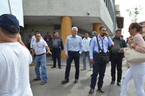 El Secretario de Seguridad Pública, Jaime Téllez Marié se topó con los manifestantes galleros y recordó su puesto de Director de Tránsito en Boca del Río, pues comenzó a dirigir el tráfico vehicular generado por la protesta.