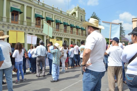Galleros del estado se manifestaron con una caminata y plantón en Plaza Lerdo de Xalapa, para exigir al gobierno se modifique la ley que los penaliza por realizar peleas con animales.
 