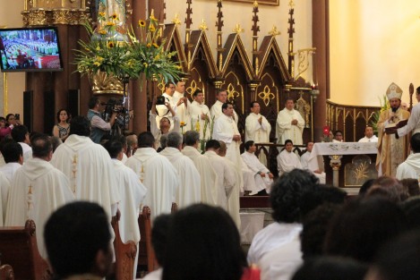 En la Misa Crismal, sacerdotes de la Arquidiócesis de Xalapa renovaron sus votos. 