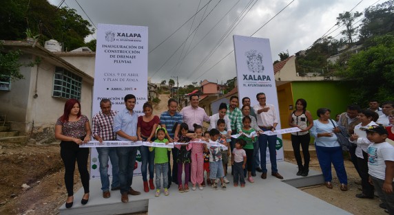 El alcalde Americo Zúñiga, en compañía de funcionarios municipales y vecinos del lugar inauguraron la construcción del drenaje pluvial de la colonias 9 de Abril y Plan de Ayala la cual beneficia 3,126 habitantes. 