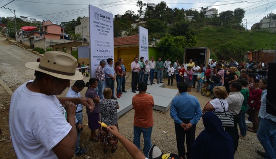 El alcalde Americo Zúñiga, en compañía de funcionarios municipales y vecinos del lugar inauguraron la construcción del drenaje pluvial de la colonias 9 de Abril y Plan de Ayala la cual beneficia 3,126 habitantes.