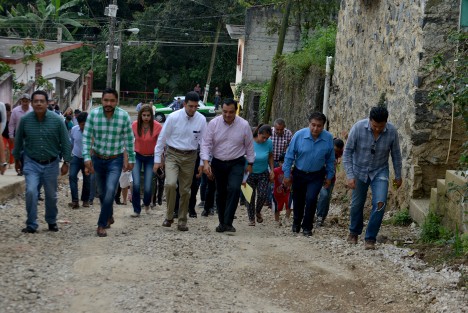 El evento se retrasó hora y media debido a que el alcalde estaba atendiendo otros asuntos por lo cual ofreció una disculpa a la gente que se encontraba en lugar.
