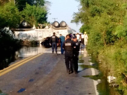 Brutal accidente rumbo a Gutiérrez Zamora, al impactar un tráiler cargado de combustoleo a dos autos; hay una persona muerta  y tres lesionados. 
