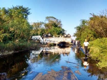 Un espantoso accidente se suscitó en la carretera a Gutiérrez Zamora a la altura de la comunidad de El Cedro, perteneciente a este municipio, al ser imactatado un tráiler cargado con miles de litros de combustóleo por dos automóviles, con saldo de una persona fallecida y cinco personas lesionadas de consideración.