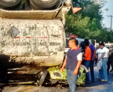 Un espantoso accidente se suscitó en la carretera a Gutiérrez Zamora a la altura de la comunidad de El Cedro, perteneciente a este municipio, al ser imactatado un tráiler cargado con miles de litros de combustóleo por dos automóviles, con saldo de una persona fallecida y cinco personas lesionadas de consideración. 