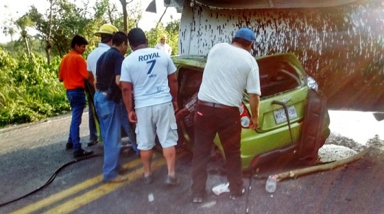 Un espantoso accidente se suscitó en la carretera a Gutiérrez Zamora a la altura de la comunidad de El Cedro, perteneciente a este municipio, al ser imactatado un tráiler cargado con miles de litros de combustóleo por dos automóviles, con saldo de una persona fallecida y cinco personas lesionadas de consideración. 
