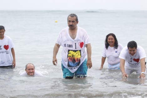 El diputado local Marco Antonio Núñez, se fue a bañar a la Playa Martí del municipio de Veracruz con la finalidad de demostrar que están limpias y son aptas para los turistas.