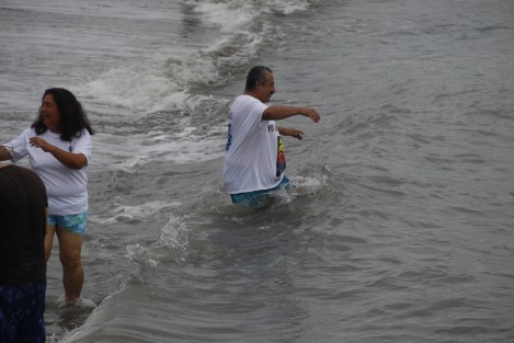 El diputado local Marco Antonio Núñez, se fue a bañar a la Playa Martí del municipio de Veracruz con la finalidad de demostrar que están limpias y son aptas para los turistas. 