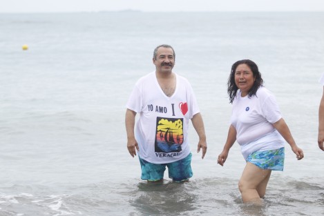 El diputado local Marco Antonio Núñez, se fue a bañar a la Playa Martí del municipio de Veracruz con la finalidad de demostrar que están limpias y son aptas para los turistas. 