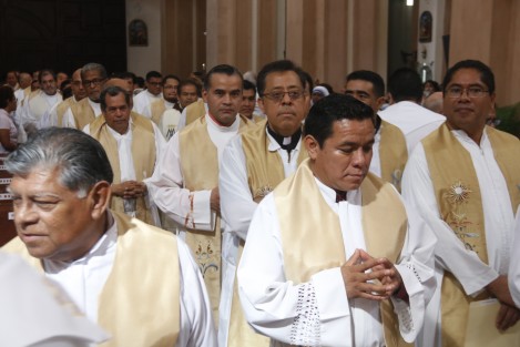 El obispo de la diósecis de Veracruz, Luis Felipe Gallardo Martín del Campo, ofició la Misa Crismal en la catedral de la ciudad de Veracruz como parte del inicio de las actividades religiosas de Semana Santa.