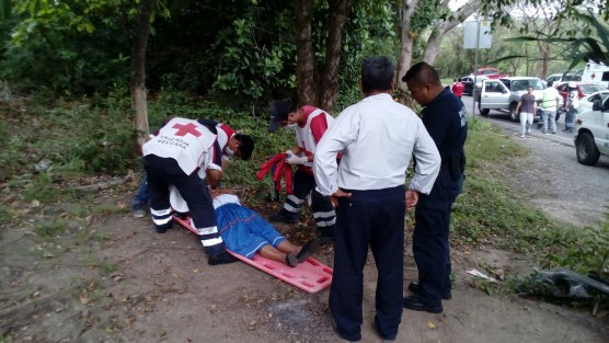 Un aparatoso encontronazo entre dos unidades particulares, dejó varios heridos,provocando intenso tráfico entre Gutiérrez Zamora y Papantla, en el lugar denominado Piedra Azul, entre las comunidades Paso de Barriles y Galeana en este municipio rivereño. 