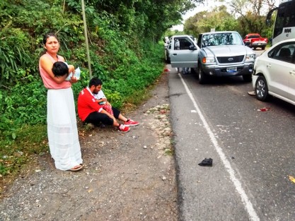 Un aparatoso encontronazo entre dos unidades particulares, dejó varios heridos,provocando intenso tráfico entre Gutiérrez Zamora y Papantla, en el lugar denominado Piedra Azul, entre las comunidades Paso de Barriles y Galeana en este municipio rivereño.