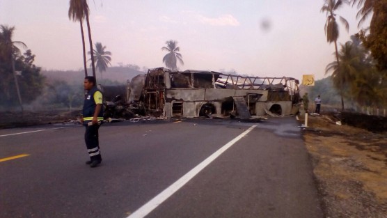 Al menos 20 personas muertas y nueve lesionados fue el saldo que dejó un trágico accidente registrado durante la mañana de este jueves en la autopista Siglo XXI, en los límites de Michoacán y Guerrero, donde participaron un autobús de pasajeros y una pipa cargada con combustible.