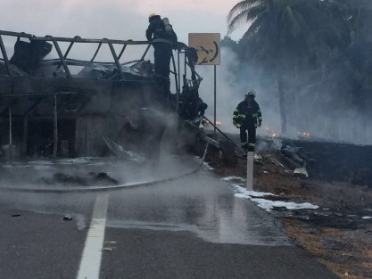 Al menos 20 personas muertas y nueve lesionados fue el saldo que dejó un trágico accidente registrado durante la mañana de este jueves en la autopista Siglo XXI, en los límites de Michoacán y Guerrero, donde participaron un autobús de pasajeros y una pipa cargada con combustible. 