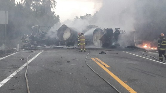 Al menos 20 personas muertas y nueve lesionados fue el saldo que dejó un trágico accidente registrado durante la mañana de este jueves en la autopista Siglo XXI, en los límites de Michoacán y Guerrero, donde participaron un autobús de pasajeros y una pipa cargada con combustible.