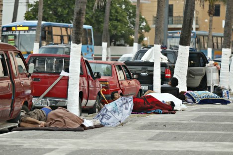Turistas pernoctan en las banquetas del bulevar Ávila Camacho de la ciudad de Veracruz aun cuando el ayuntamiento porteño emitió recomendaciones para no hacerlo incluso lo prohibió en un reglamento.